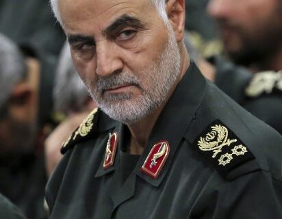 معنوی و انقلابی و ارزشهای خودش را در او متبلور و مجسّم دید... معنوی و انقلابی و ارزشهای خودش را در او متبلور و مجسّم دید…