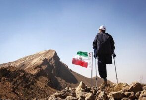 جانباز انقلابی که حاضر در صف صندوق رأی گیری است