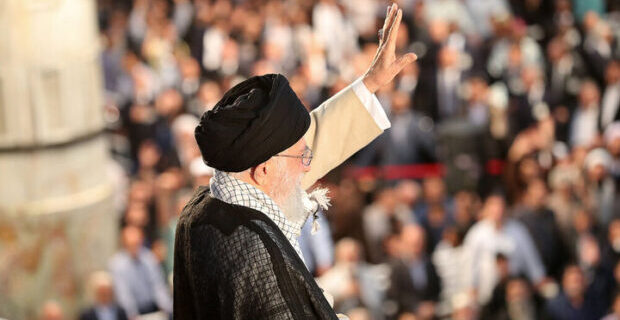 سخنرانی مقام معظم رهبری آغاز شد سخنرانی مقام معظم رهبری آغاز شد